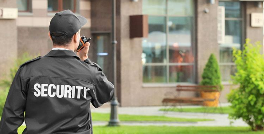 Security-team coordination — illustrative photograph.